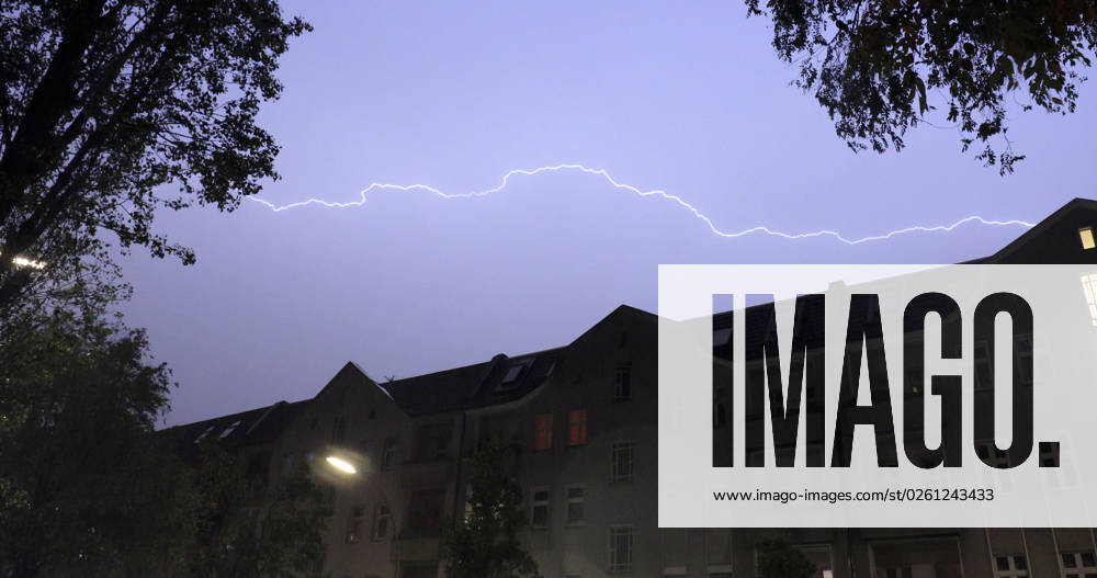 Thunderstorms over Berlin, thunderstorms with numerous lightning and heavy rain showers over Berlin on Thursday evening According to a statement from the Berlin Fire Department were until 0 25 oclock, 36 weather-related operations to record Berlin Berlin Germany