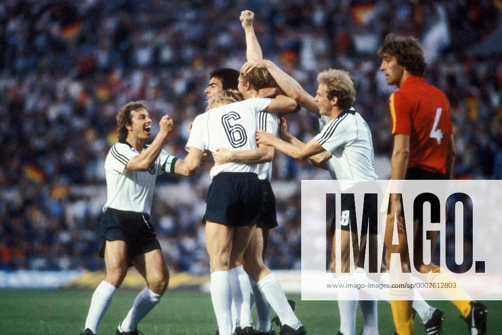 Torjubel BR Deutschland, v.li.: Bernd Dietz, Bernd Schuster, Hansi Müller (hi., verdeckt), Torschütze Horst Hrubesch, Karl Heinz Rummenigge, daneben Walter Meeuws (Belgien) Fußball Länderspiel Herren EM 1980, Nationalmannschaft, Nationaltrikot, Finale, Endspiel, BRD - Belgien 2:1 Gruppe Rom Begeisterung, Freude, Fußball Länderspiel Herren EM 1980, Nationalmannschaft, Nationaltrikot, Finale, Endspiel, BRD - Belgien 2:1 Gruppe Rom Begeisterung, Freude,