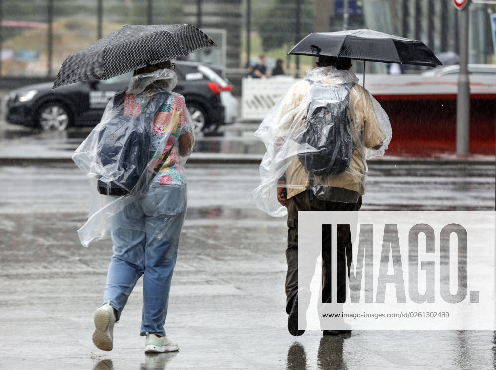 Rainy weather Berlin, 23 06 2023 Tourists protect themselves with rain capes and umbrellas from heavy rainfall Heavy thunderstorms have moved over parts of Germany Berlin Berlin Germany