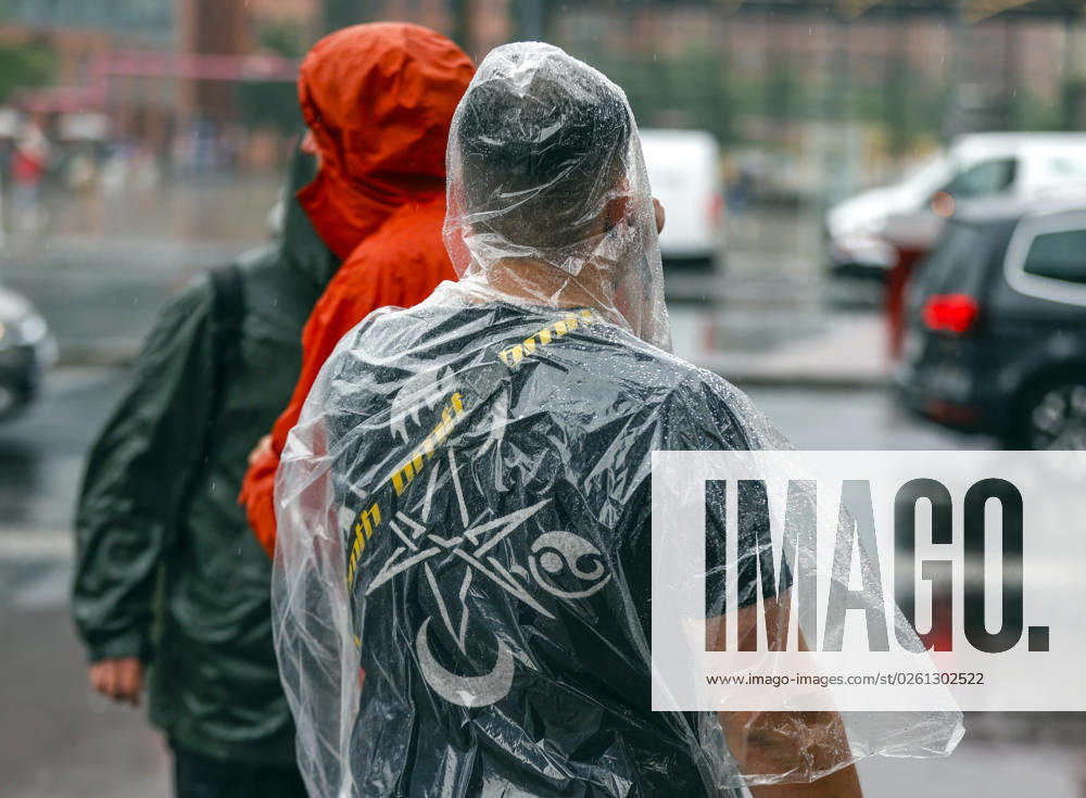 Rainy weather Berlin, 23 06 2023 Tourists protect themselves with rain capes from heavy rainfall Strong thunderstorms have moved over parts of Germany Berlin Berlin Germany