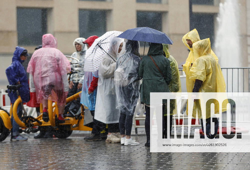 Rainy weather Berlin, 23 06 2023 Tourists protect themselves with rain capes and umbrellas from heavy rainfall Heavy thunderstorms have moved over parts of Germany Berlin Berlin Germany
