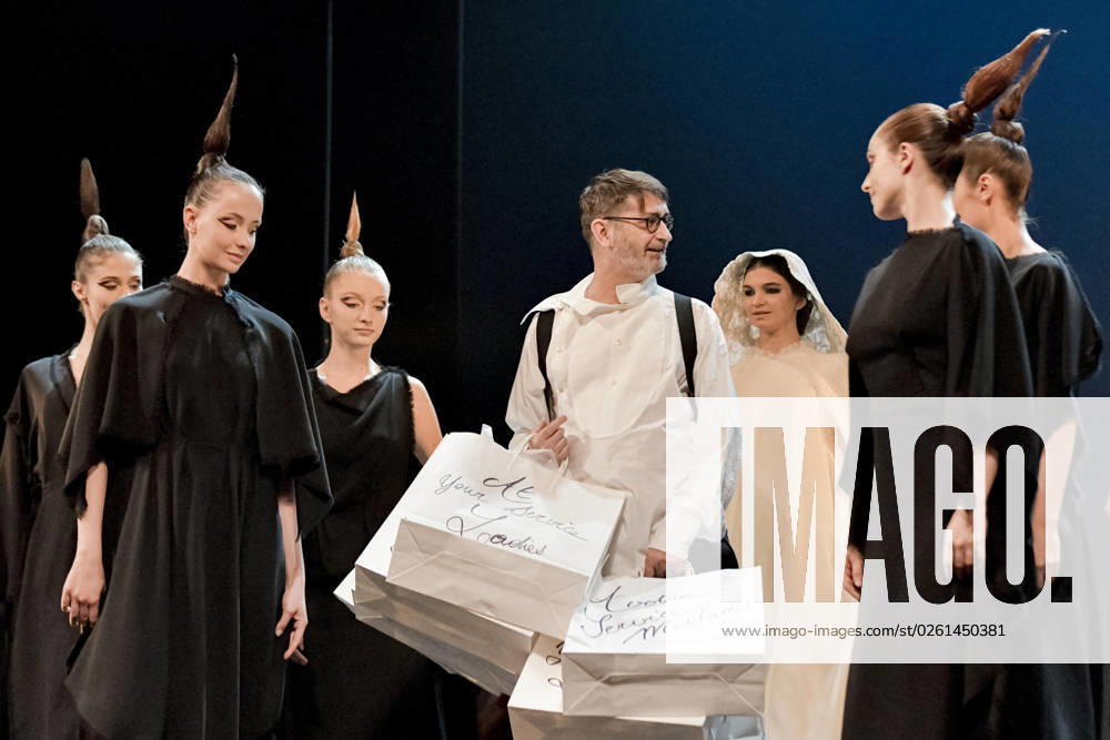 PFW - Franck Sorbier Runway Franck Sorbier and models on the catwalk during Franck Sorbier show, Runway, Fall Winter 2019, Haute Couture Fashion Week, Paris, France on July 3, 2019. Paris Ile de France France