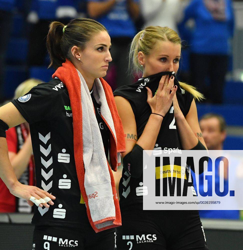 V.l.: Myrthe Schoot und Mareen Apitz (beide Dresden) enttäuscht, Dresdner SC gegen Allianz MTV Stuttgart, Volleyball, DVV-Pokal, Pokal, Pokal-Viertelfinale, Viertelfinale, Margon-Arena Dresden Bodenbacher Straße, DSC, Saison 2016 2017, 09.11.2016,