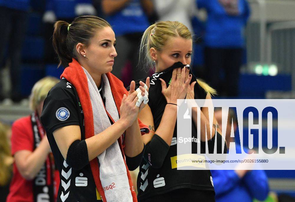 V.l.: Myrthe Schoot und Mareen Apitz (beide Dresden) enttäuscht, Dresdner SC gegen Allianz MTV Stuttgart, Volleyball, DVV-Pokal, Pokal, Pokal-Viertelfinale, Viertelfinale, Margon-Arena Dresden Bodenbacher Straße, DSC, Saison 2016 2017, 09.11.2016,