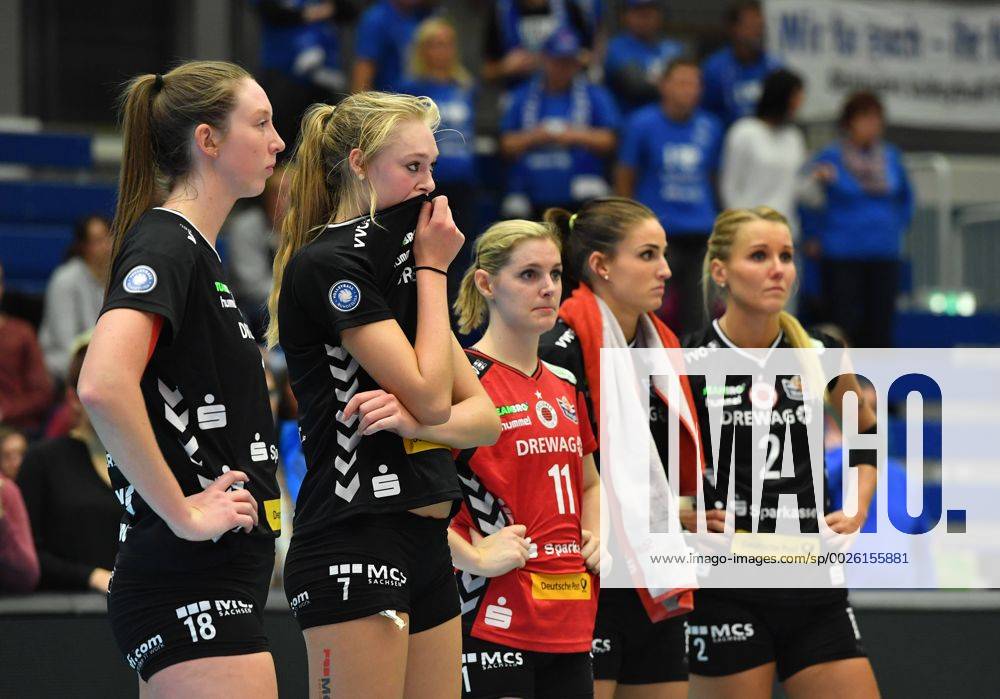 V.l.: Erin Johnson, Dominika Strumilo, Valerie Courtois, Myrthe Schoot und Mareen Apitz (alle Dresden) enttäuscht, Dresdner SC gegen Allianz MTV Stuttgart, Volleyball, DVV-Pokal, Pokal, Pokal-Viertelfinale, Viertelfinale, Margon-Arena Dresden Bodenbacher Straße, DSC, Saison 2016 2017, 09.11.2016,