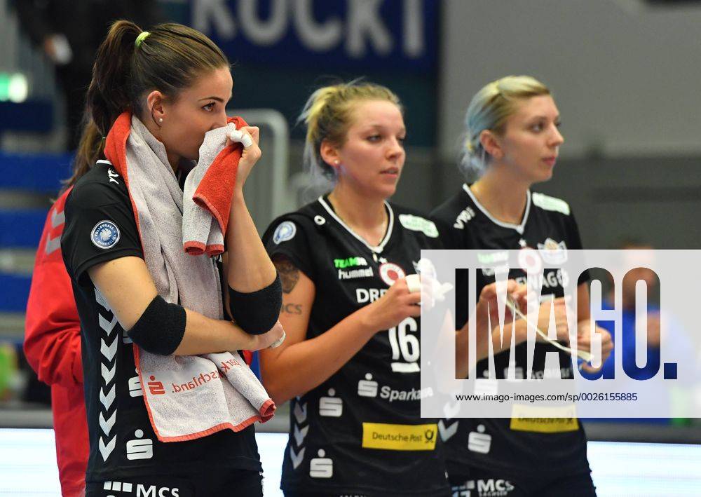 V.l.: Myrthe Schoot, Katharina Schwabe und Gina Mancuso (alle Dresden) enttäuscht, Dresdner SC gegen Allianz MTV Stuttgart, Volleyball, DVV-Pokal, Pokal, Pokal-Viertelfinale, Viertelfinale, Margon-Arena Dresden Bodenbacher Straße, DSC, Saison 2016 2017, 09.11.2016,