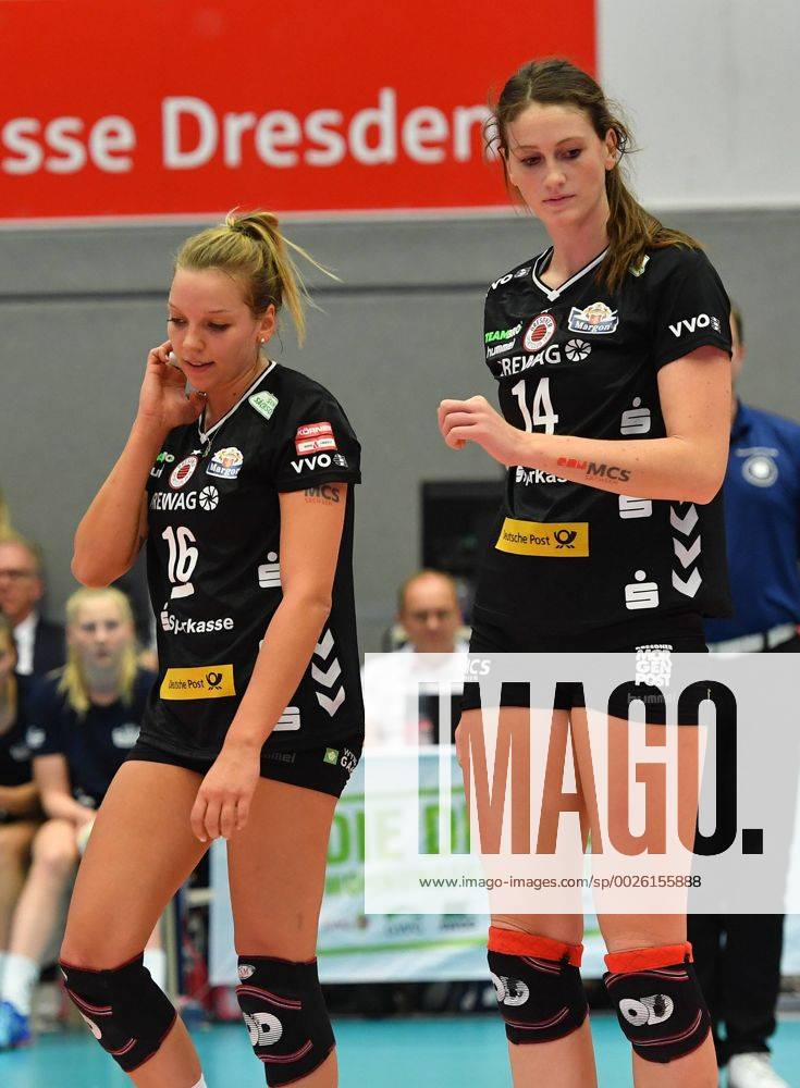 V.l.: Katharina Schwabe und Liz McMahon (beide Dresden), Dresdner SC gegen Allianz MTV Stuttgart, Volleyball, DVV-Pokal, Pokal, Pokal-Viertelfinale, Viertelfinale, Margon-Arena Dresden Bodenbacher Straße, DSC, Saison 2016 2017, 09.11.2016,