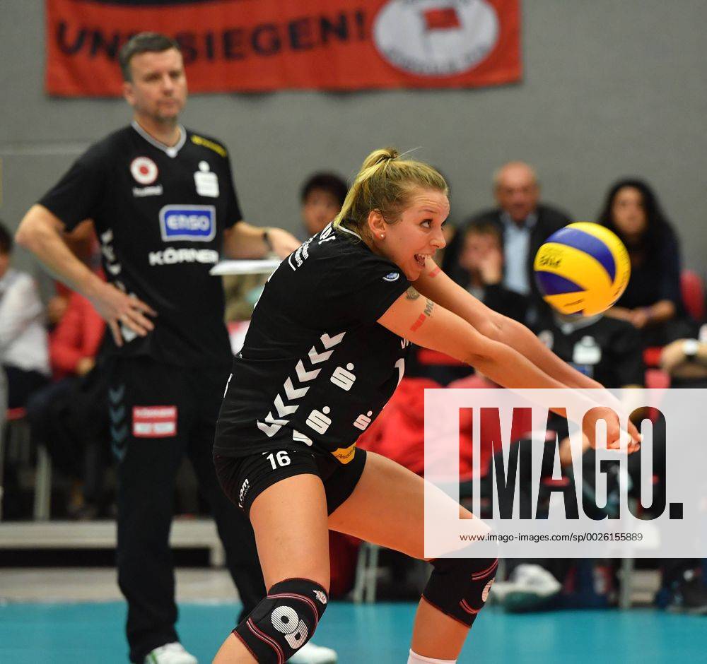 Katharina Schwabe, dahinter Trainer Alexander Waibl (beide Dresden), Dresdner SC gegen Allianz MTV Stuttgart, Volleyball, DVV-Pokal, Pokal, Pokal-Viertelfinale, Viertelfinale, Margon-Arena Dresden Bodenbacher Straße, DSC, Saison 2016 2017, 09.11.2016,