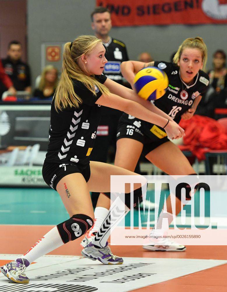 V.l.: Dominika Strumilo und Katharina Schwabe (beide Dresden), Dresdner SC gegen Allianz MTV Stuttgart, Volleyball, DVV-Pokal, Pokal, Pokal-Viertelfinale, Viertelfinale, Margon-Arena Dresden Bodenbacher Straße, DSC, Saison 2016 2017, 09.11.2016,