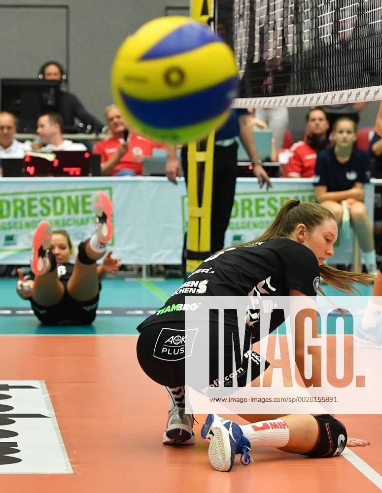 Am Boden: Erin Johnson, dahinter Katharina Schwabe (beide Dresden), Dresdner SC gegen Allianz MTV Stuttgart, Volleyball, DVV-Pokal, Pokal, Pokal-Viertelfinale, Viertelfinale, Margon-Arena Dresden Bodenbacher Straße, DSC, Saison 2016 2017, 09.11.2016,