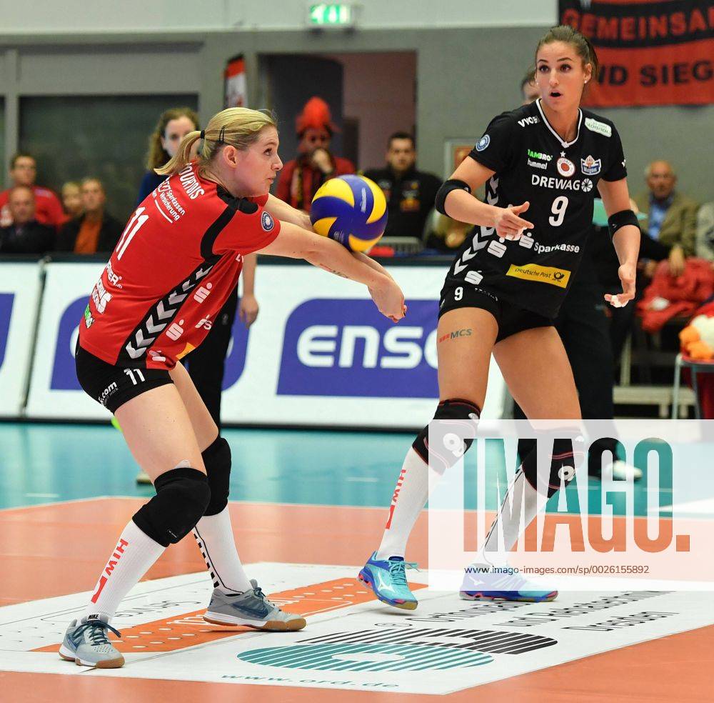 V.l.: Valerie Courtois und Myrthe Schoot (beide Dresden), Dresdner SC gegen Allianz MTV Stuttgart, Volleyball, DVV-Pokal, Pokal, Pokal-Viertelfinale, Viertelfinale, Margon-Arena Dresden Bodenbacher Straße, DSC, Saison 2016 2017, 09.11.2016,