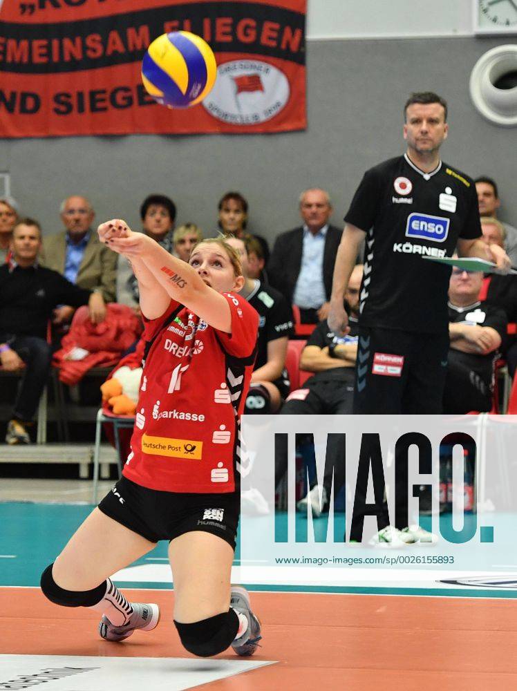 V.l.: Valerie Courtois und Trainer Alexander Waibl (beide Dresden), Dresdner SC gegen Allianz MTV Stuttgart, Volleyball, DVV-Pokal, Pokal, Pokal-Viertelfinale, Viertelfinale, Margon-Arena Dresden Bodenbacher Straße, DSC, Saison 2016 2017, 09.11.2016,