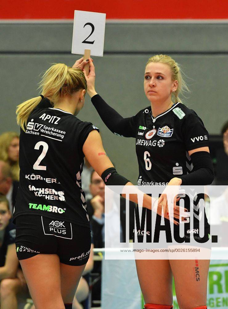Auswechslung, v.l.: Mareen Apitz geht für Lucie Smutna (beide Dresden) vom Feld, Dresdner SC gegen Allianz MTV Stuttgart, Volleyball, DVV-Pokal, Pokal, Pokal-Viertelfinale, Viertelfinale, Margon-Arena Dresden Bodenbacher Straße, DSC, Saison 2016 2017, 09.11.2016,