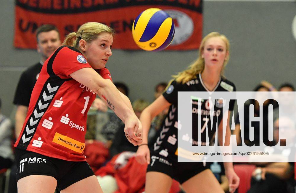 V.l.: Valerie Courtois und Dominika Strumilo (beide Dresden), Dresdner SC gegen Allianz MTV Stuttgart, Volleyball, DVV-Pokal, Pokal, Pokal-Viertelfinale, Viertelfinale, Margon-Arena Dresden Bodenbacher Straße, DSC, Saison 2016 2017, 09.11.2016,