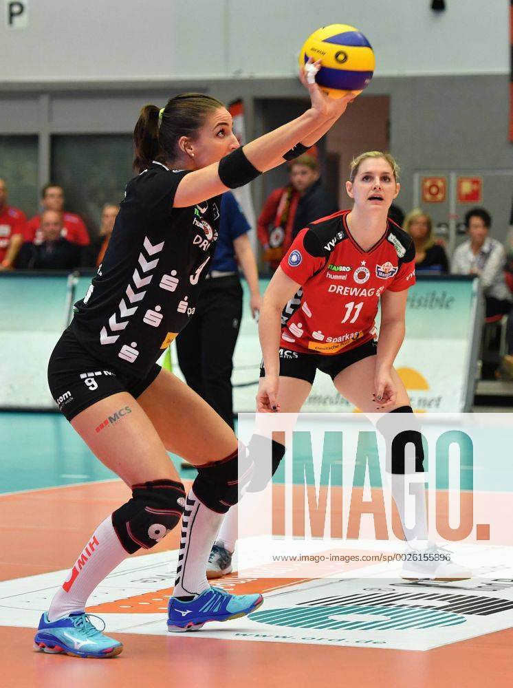 V.l.: Myrthe Schoot, dahinter Valerie Courtois (beide Dresden), Dresdner SC gegen Allianz MTV Stuttgart, Volleyball, DVV-Pokal, Pokal, Pokal-Viertelfinale, Viertelfinale, Margon-Arena Dresden Bodenbacher Straße, DSC, Saison 2016 2017, 09.11.2016,