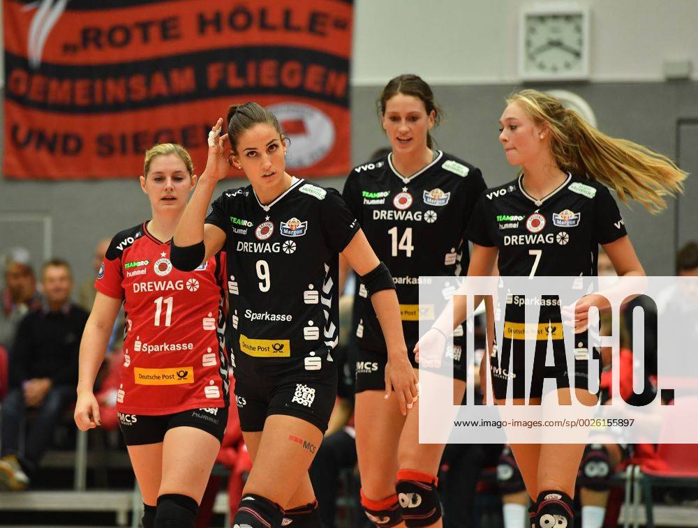 V.l.: Valerie Courtois, Myrthe Schoot, Liz McMahon und Dominika Strumilo (alle Dresden) enttäuscht, Dresdner SC gegen Allianz MTV Stuttgart, Volleyball, DVV-Pokal, Pokal, Pokal-Viertelfinale, Viertelfinale, Margon-Arena Dresden Bodenbacher Straße, DSC, Saison 2016 2017, 09.11.2016,