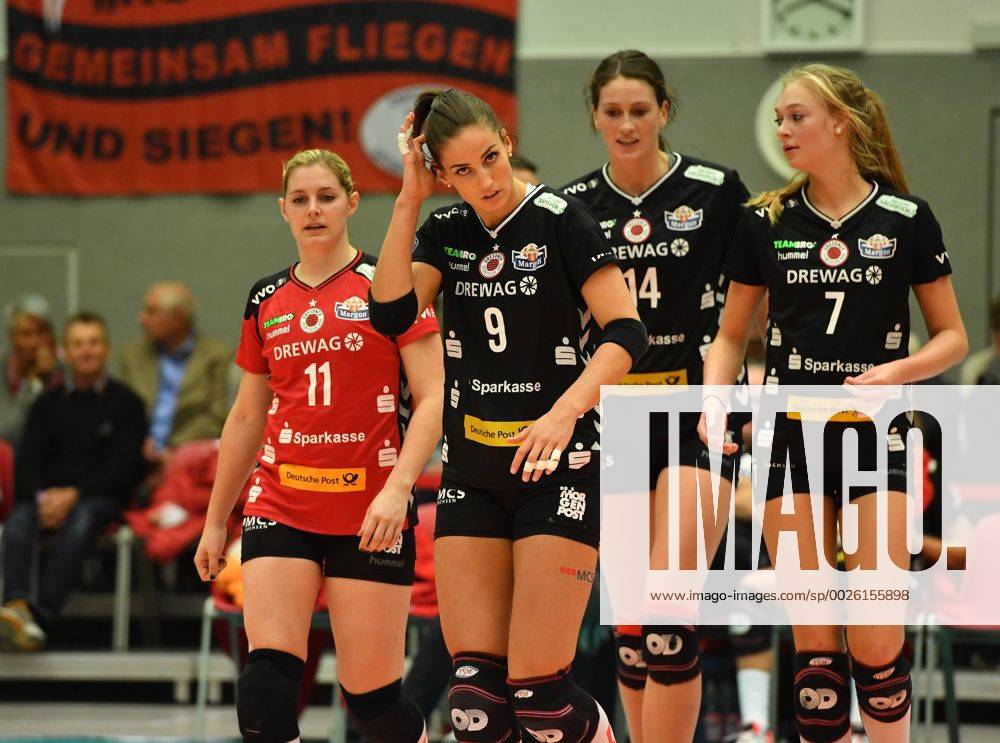 V.l.: Valerie Courtois, Myrthe Schoot, Liz McMahon und Dominika Strumilo (alle Dresden) enttäuscht, Dresdner SC gegen Allianz MTV Stuttgart, Volleyball, DVV-Pokal, Pokal, Pokal-Viertelfinale, Viertelfinale, Margon-Arena Dresden Bodenbacher Straße, DSC, Saison 2016 2017, 09.11.2016,