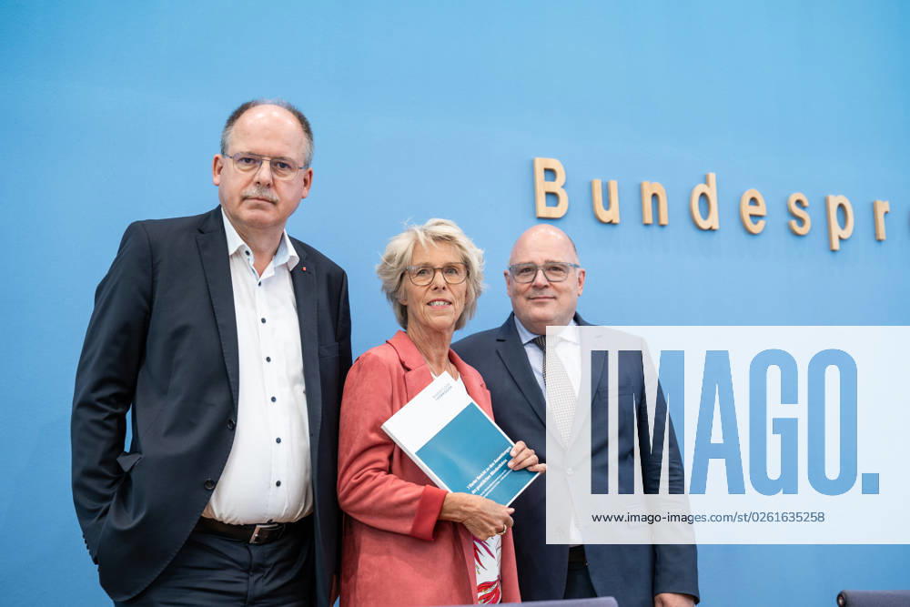Federal Press Conference in Berlin Adjustment resolution on