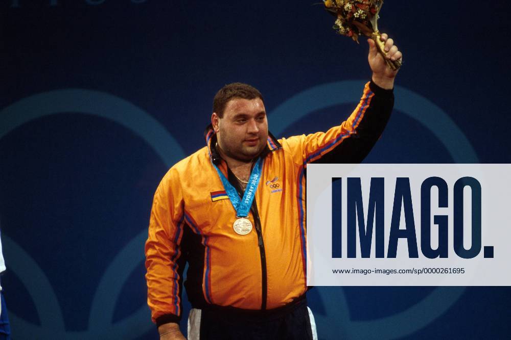 Ashot Danielyan (Armenien) während der Siegerehrung Gewichtheben OS Sommer Herren Olympische Sommerspiele 2000, Olympia, Olympiade, Spiele, Klasse über 105kg, 105 kg, Kilogramm Einzelbild Convention and Exhibition Centre Sydney Glück, Freude,