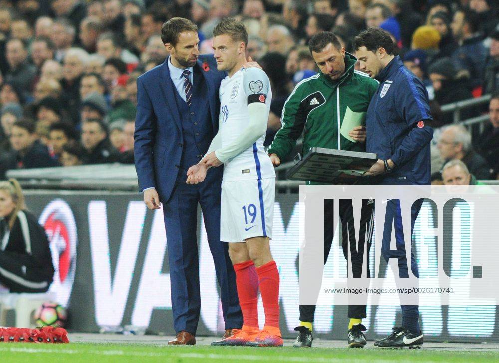 Football - 2016 2017 World Cup Qualifier - Group F: England vs. Scotland England Manager Gareth Southgate with Jamie Vardy at Wembley. COLORSPORT ANDREW COWIE