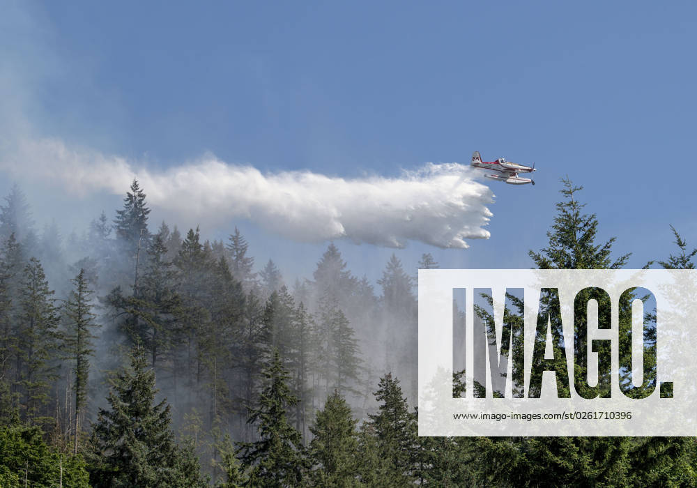 KW26 Bilder des Jahres 2023, News 06 Juni June 26, 2023, Vancouver, BC, Canada: Air tankers drop water on a brush fire burnng near Whyte Lake in West Vancouver. The fire burned about 3 hectares by late afternoon and forced the closure of Highway 99 in both directions. Vancouver Canada - ZUMAh13_ 20230626_zaf_h13_001