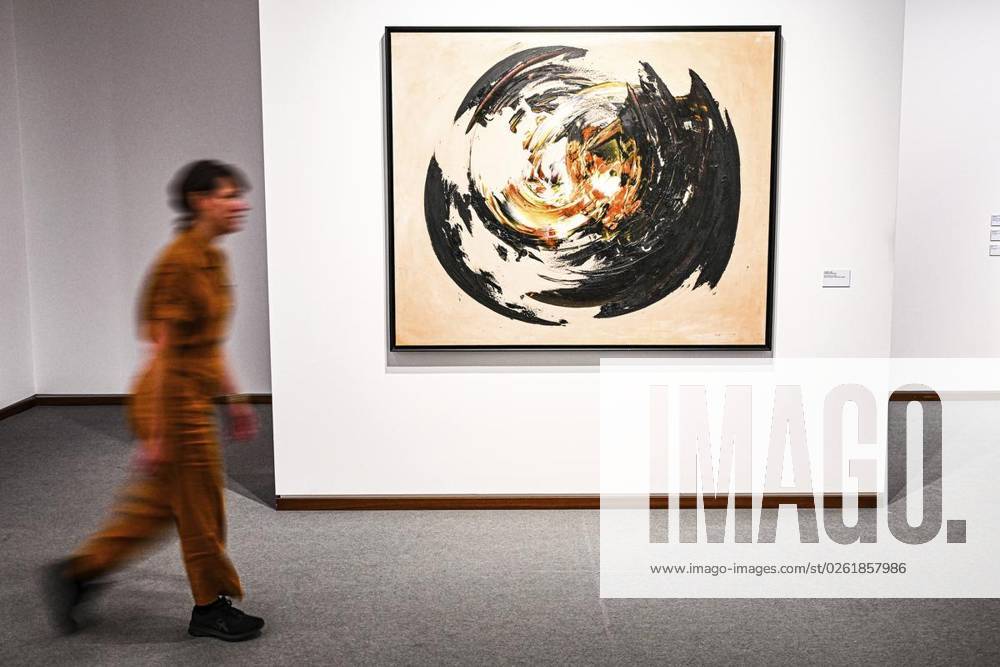 Eine Besucherin schaut sich die Ausstellung Judit Reigl. Centers of Dominancein der neuen Nationalgalerie an, fotografiert am 28. Juni 2023 in Berlin. Deutschland Berlin Berlin