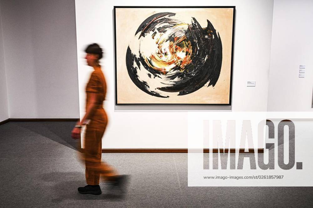 Eine Besucherin schaut sich die Ausstellung Judit Reigl. Centers of Dominancein der neuen Nationalgalerie an, fotografiert am 28. Juni 2023 in Berlin. Deutschland Berlin Berlin