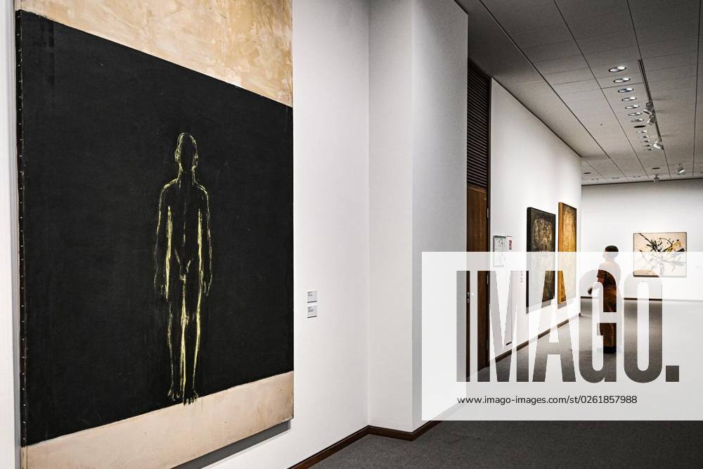 Eine Besucherin schaut sich die Ausstellung Judit Reigl. Centers of Dominancein der neuen Nationalgalerie an, fotografiert am 28. Juni 2023 in Berlin. Deutschland Berlin Berlin