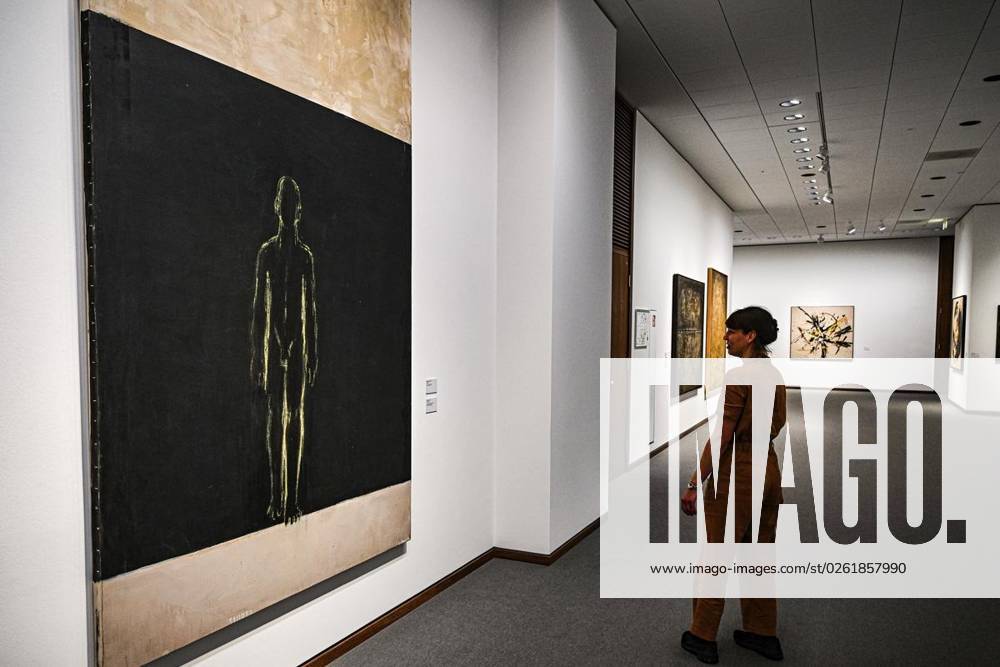 Eine Besucherin schaut sich die Ausstellung Judit Reigl. Centers of Dominancein der neuen Nationalgalerie an, fotografiert am 28. Juni 2023 in Berlin. Deutschland Berlin Berlin
