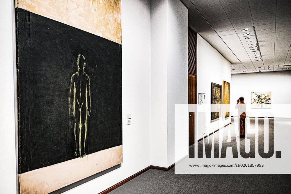 Eine Besucherin schaut sich die Ausstellung Judit Reigl. Centers of Dominancein der neuen Nationalgalerie an, fotografiert am 28. Juni 2023 in Berlin. Deutschland Berlin Berlin