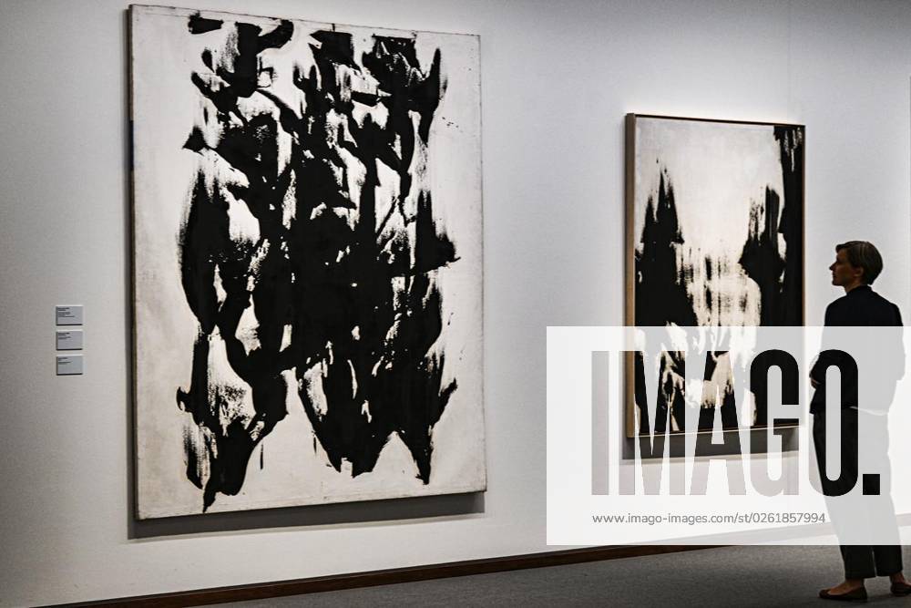 Eine Besucherin schaut sich die Ausstellung Judit Reigl. Centers of Dominancein der neuen Nationalgalerie an, fotografiert am 28. Juni 2023 in Berlin. Deutschland Berlin Berlin