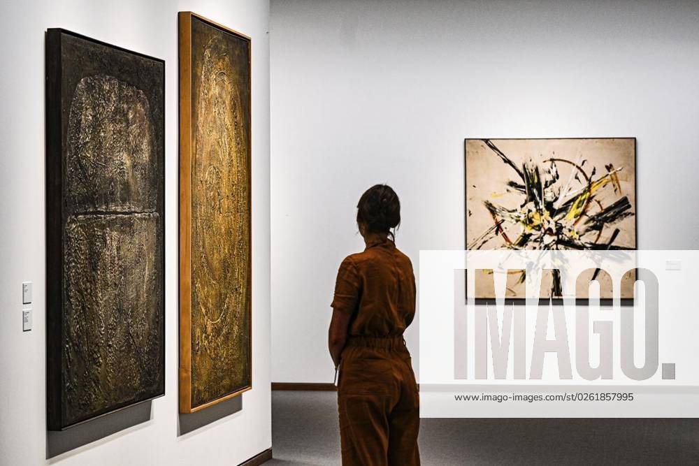 Eine Besucherin schaut sich die Ausstellung Judit Reigl. Centers of Dominancein der neuen Nationalgalerie an, fotografiert am 28. Juni 2023 in Berlin. Deutschland Berlin Berlin