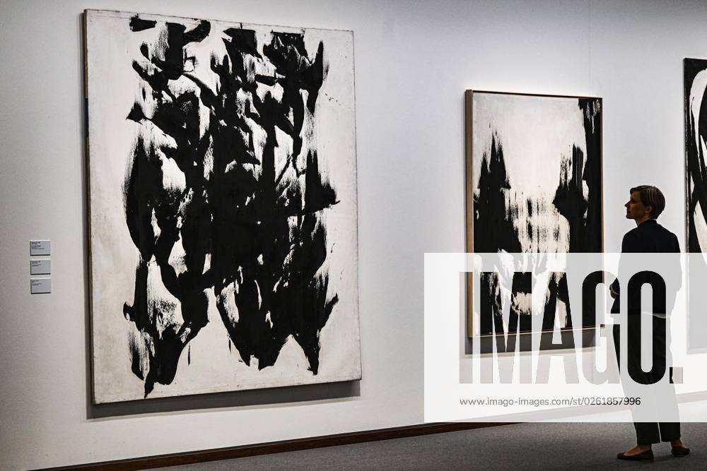 Eine Besucherin schaut sich die Ausstellung Judit Reigl. Centers of Dominancein der neuen Nationalgalerie an, fotografiert am 28. Juni 2023 in Berlin. Deutschland Berlin Berlin