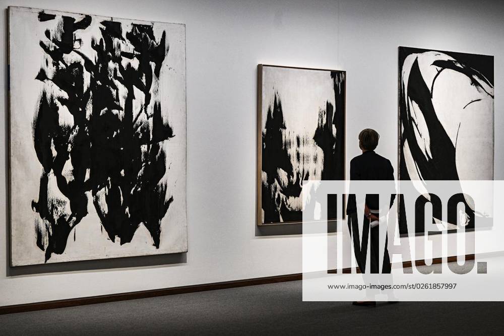 Eine Besucherin schaut sich die Ausstellung Judit Reigl. Centers of Dominancein der neuen Nationalgalerie an, fotografiert am 28. Juni 2023 in Berlin. Deutschland Berlin Berlin