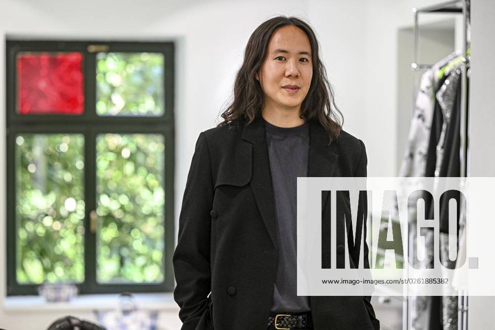 Mode-Designer William Fan in seinem Geschäft. Am 9. Juli feiert eine ARD-Doku über ihn Premiere, am 11. hat er eine Schau auf der Berlin Fashion Week, fotografiert am 28. Juni 2023 in Berlin. Deutschland Berlin Berlin