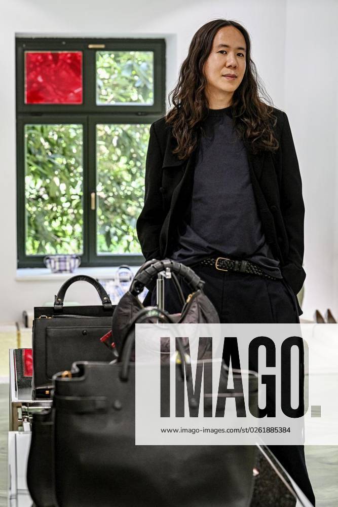 Mode-Designer William Fan in seinem Geschäft. Am 9. Juli feiert eine ARD-Doku über ihn Premiere, am 11. hat er eine Schau auf der Berlin Fashion Week, fotografiert am 28. Juni 2023 in Berlin. Deutschland Berlin Berlin