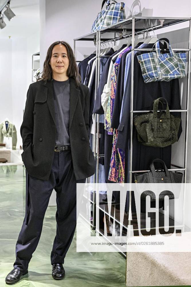 Mode-Designer William Fan in seinem Geschäft. Am 9. Juli feiert eine ARD-Doku über ihn Premiere, am 11. hat er eine Schau auf der Berlin Fashion Week, fotografiert am 28. Juni 2023 in Berlin. Deutschland Berlin Berlin