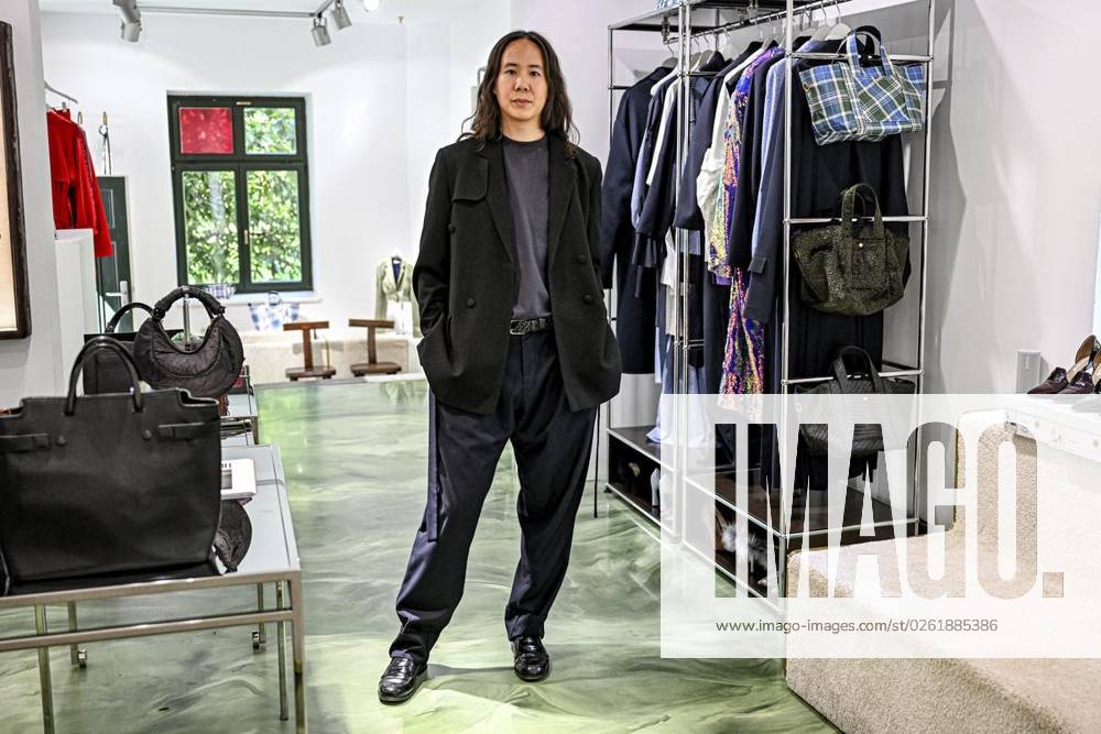 Mode-Designer William Fan in seinem Geschäft. Am 9. Juli feiert eine ARD-Doku über ihn Premiere, am 11. hat er eine Schau auf der Berlin Fashion Week, fotografiert am 28. Juni 2023 in Berlin. Deutschland Berlin Berlin
