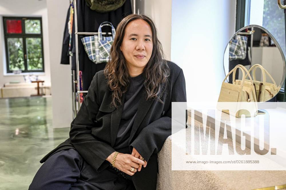 Mode-Designer William Fan in seinem Geschäft. Am 9. Juli feiert eine ARD-Doku über ihn Premiere, am 11. hat er eine Schau auf der Berlin Fashion Week, fotografiert am 28. Juni 2023 in Berlin. Deutschland Berlin Berlin