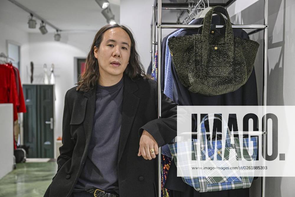 Mode-Designer William Fan in seinem Geschäft. Am 9. Juli feiert eine ARD-Doku über ihn Premiere, am 11. hat er eine Schau auf der Berlin Fashion Week, fotografiert am 28. Juni 2023 in Berlin. Deutschland Berlin Berlin