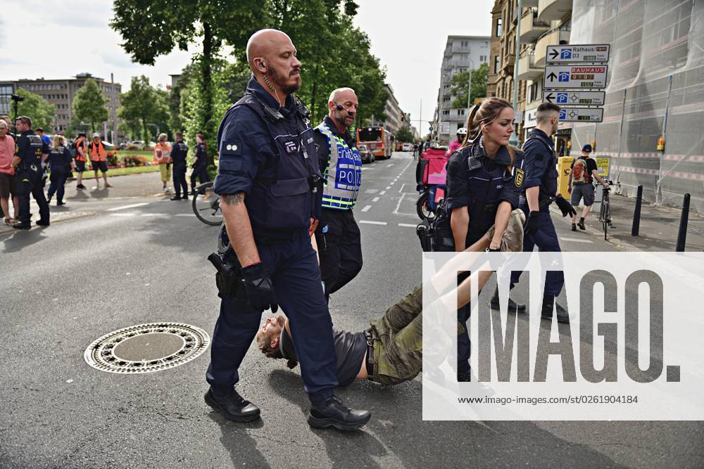 Die Letzte Generaion in Mannheim Members of the activist group Letzte Generation attempt a street blockade in Mannheim, which was quickly broken up by the police Some activists were carried off the street, all participants of the action received temporary expulsions Mannheim Wasserturm Baden Württemberg Germany
