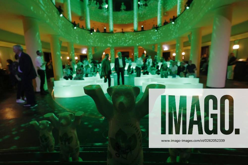Alle Buddy Awards stehen auf die Buehne vor der Verleihung des Umweltpreises Green Buddy Award im Metropol Schoeneberg. am 28. Juni 2023 in Berlin. Deutschland Berlin Berlin