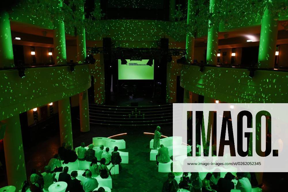 Das Publikum im Saal vor der Verleihung des Umweltpreises Green Buddy Award im Metropol Schoeneberg. am 28. Juni 2023 in Berlin. Deutschland Berlin Berlin