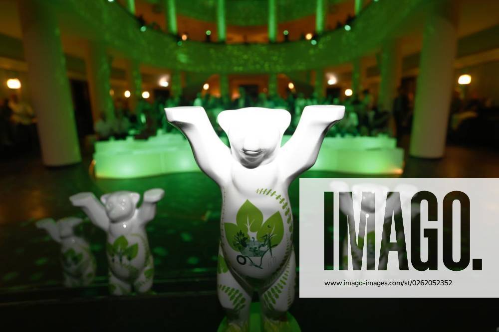 Alle Buddy Awards stehen auf die Buehne vor der Verleihung des Umweltpreises Green Buddy Award im Metropol Schoeneberg. am 28. Juni 2023 in Berlin. Deutschland Berlin Berlin