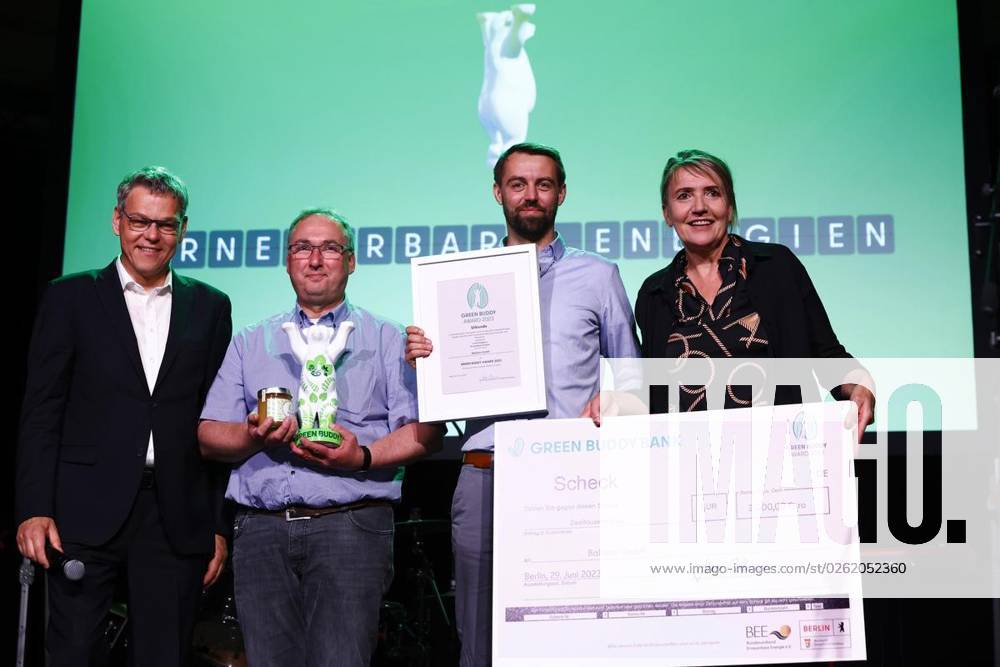 Vertretern der Bahlsen GmbH nehmen der Preis In der Kategorie Erneuerbare Energien von Bezirkbuergermeister Joern Oltmann entgegen, während der Verleihung des Umweltpreises Green Buddy Award im Metropol Schoeneberg. am 28. Juni 2023 in Berlin. Deutschland Berlin Berlin