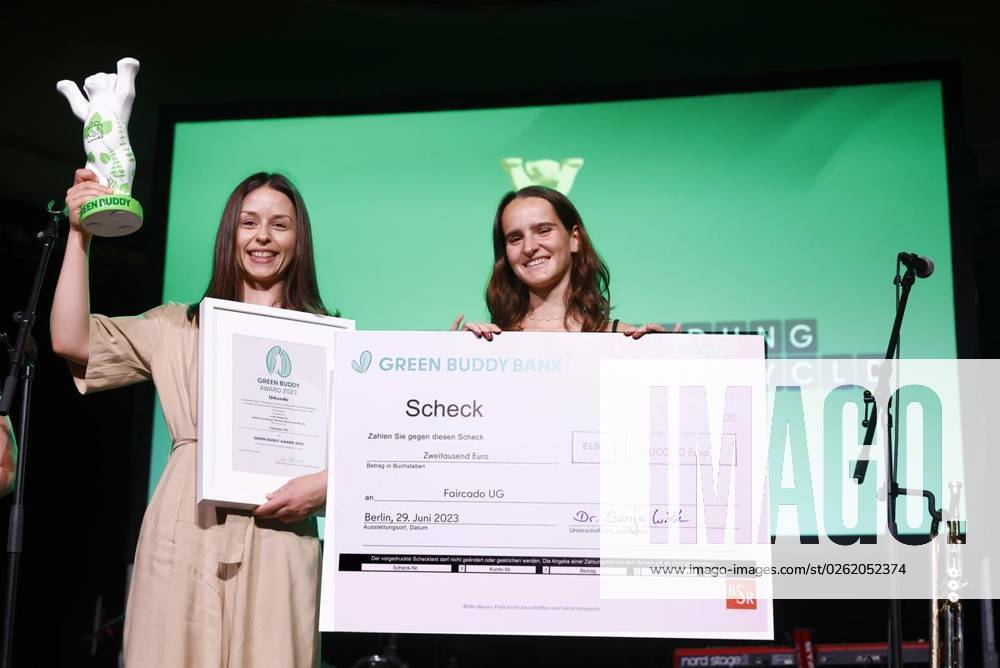 Vertretern der Faircado UG zeigen den Preis In der Kategorie Abfallvermeidung Reduce, Reuse und Recycle während der Verleihung des Umweltpreises Green Buddy Award im Metropol Schoeneberg. am 28. Juni 2023 in Berlin. Deutschland Berlin Berlin