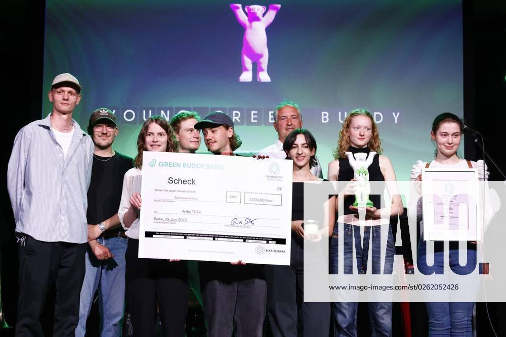 Studenten der Projektwerkstatt Hydroponik der TU Berlin zeigen den Preis Young Green Buddy Award waehrend der Verleihung des Umweltpreises Green Buddy Award im Metropol Schoeneberg. am 28. Juni 2023 in Berlin. Deutschland Berlin Berlin