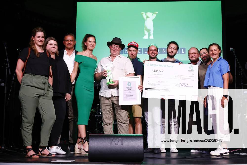 Mitarbeitern BIO COMPANY SE zeigen den Preis in der Kategorie Einzelhandel waehrend der Verleihung des Umweltpreises Green Buddy Award im Metropol Schoeneberg. am 28. Juni 2023 in Berlin. Deutschland Berlin Berlin