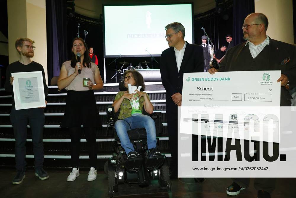 Vertretern der SuperCoop eG nehmen der Der Sonderpreis Gesellschaftlicher Zusammenhalt von Bezirkbuergermeister Joern Oltmann entgegen, während der Verleihung des Umweltpreises Green Buddy Award im Metropol Schoeneberg. am 28. Juni 2023 in Berlin. Deutschland Berlin Berlin