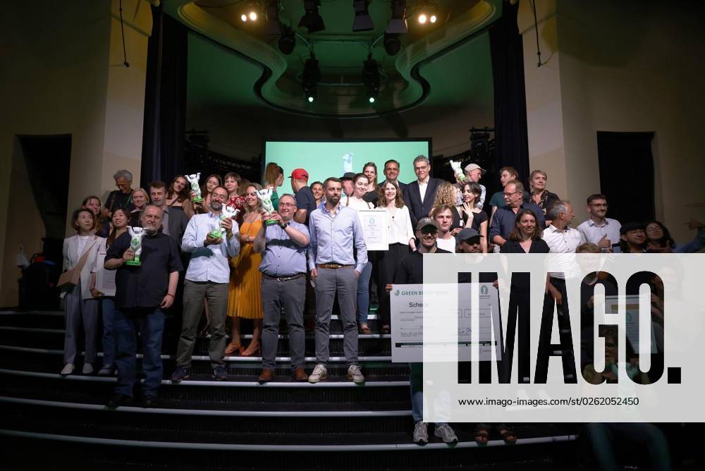 Alle Preistraegern posen fuer ein Gruppenfoto nach der Verleihung des Umweltpreises Green Buddy Award im Metropol Schoeneberg. am 28. Juni 2023 in Berlin. Deutschland Berlin Berlin